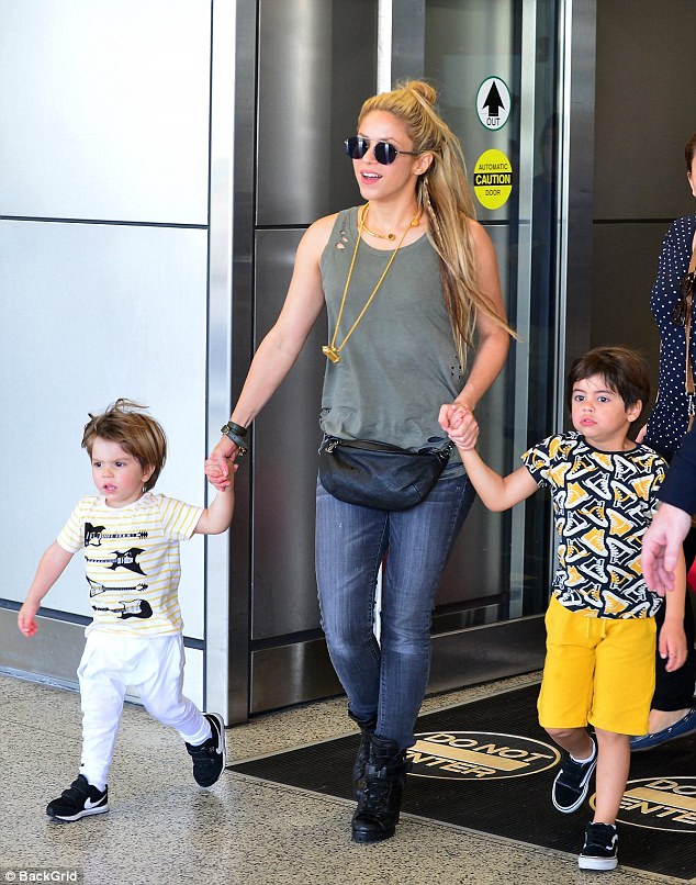 415A02E900000578-4595094-The mother of all trips Shakira jetted into Miami with her boys -a-161 1497251973855