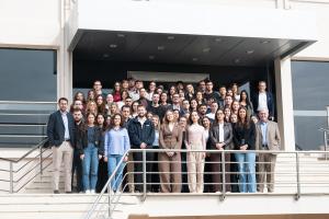 &Eta; DEMO &upsilon;&pi;&omicron;&delta;έ&chi;&theta;&eta;&kappa;&epsilon; &nu;έ&omicron;&upsilon;&sigmaf; &epsilon;&pi;&iota;&sigma;&tau;ή&mu;&omicron;&nu;&epsilon;&sigmaf; &sigma;&tau;&omicron; &pi;&lambda;&alpha;ί&sigma;&iota;&omicron; &tau;&omicron;&upsilon; &theta;&epsilon;&sigma;&mu;&omicron;ύ Business Days 2025