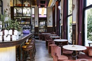 Giacomo: Έ&nu;&alpha; &alpha;&upsilon;&theta;&epsilon;&nu;&tau;&iota;&kappa;ό &kappa;&alpha;&iota; &kappa;&omicron;&mu;&psi;ό &iota;&tau;&alpha;&lambda;&iota;&kappa;ό