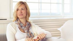 &Epsilon;&mu;&mu;&eta;&nu;ό&pi;&alpha;&upsilon;&sigma;&eta; &amp; &Omicron;&rho;&mu;&omicron;&nu;&iota;&kappa;ή &Upsilon;&pi;&omicron;&kappa;&alpha;&tau;ά&sigma;&tau;&alpha;&sigma;&eta;: &Tau;&iota; &pi;&rho;έ&pi;&epsilon;&iota; &nu;&alpha; &gamma;&nu;&omega;&rho;ί&zeta;&epsilon;&tau;&epsilon;