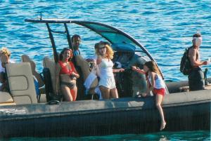 &Epsilon;&lambda;έ&nu;&eta; &Mu;&epsilon;&nu;&epsilon;&gamma;ά&kappa;&eta;: &Omicron;&iota; &delta;&iota;&alpha;&kappa;&omicron;&pi;έ&sigmaf; &mu;&epsilon; &sigma;&kappa;ά&phi;&omicron;&sigmaf; &kappa;&alpha;&iota; &eta; &sigma;&tau;ά&sigma;&eta; &sigma;&tau;&eta;&nu; &Tau;ή&nu;&omicron;