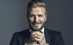 David Beckham: &Eta; &phi;&omega;&tau;&omicron;&gamma;&rho;&alpha;&phi;ί&alpha; &pi;&omicron;&upsilon; &alpha;&nu;έ&beta;&alpha;&sigma;&epsilon; &sigma;&tau;&eta;&nu; &alpha;&gamma;&kappa;&alpha;&lambda;&iota;ά &tau;&omicron;&upsilon; &pi;&alpha;&tau;έ&rho;&alpha; &tau;&omicron;&upsilon;