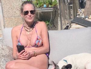 Sharon Stone: &Pi;&omicron;&zeta;ά&rho;&epsilon;&iota; &mu;&epsilon; &mu;&pi;&iota;&kappa;ί&nu;&iota; &sigma;&tau;&alpha; 62 &tau;&eta;&sigmaf; &chi;&omega;&rho;ί&sigmaf; &rho;&epsilon;&tau;&omicron;ύ&sigmaf; &kappa;&alpha;&iota; &mu;&alpha;&sigmaf; &alpha;&phi;ή&nu;&epsilon;&iota; ά&phi;&omega;&nu;&omicron;&upsilon;&sigmaf;