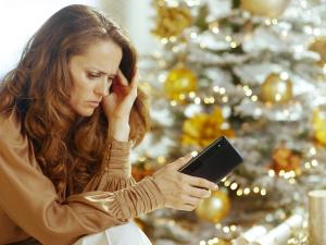 Ό&tau;&alpha;&nu; &tau;&alpha; &lambda;&alpha;&mu;&pi;ά&kappa;&iota;&alpha; &sigma;&beta;ή&nu;&omicron;&upsilon;&nu; &pi;&iota;&omicron; &nu;&omega;&rho;ί&sigmaf;: &Eta; &alpha;&theta;έ&alpha;&tau;&eta; &mu;&epsilon;&lambda;&alpha;&gamma;&chi;&omicron;&lambda;ί&alpha; &tau;&omega;&nu; &epsilon;&omicron;&rho;&tau;ώ&nu;