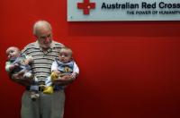 &Pi;&omicron;&iota;&omicron;&sigmaf; &epsilon;ί&nu;&alpha;&iota; &omicron; ά&nu;&tau;&rho;&alpha;&sigmaf; &mu;&epsilon; &tau;&omicron; &chi;&rho;&upsilon;&sigma;ό &chi;έ&rho;&iota; &pi;&omicron;&upsilon; έ&sigma;&omega;&sigma;&epsilon; 2,4 &epsilon;&kappa;&alpha;&tau;&omicron;&mu;&mu;ύ&rho;&iota;&alpha; &mu;&omega;&rho;ά &delta;ί&nu;&omicron;&nu;&tau;&alpha;&sigmaf; &alpha;ί&mu;&alpha; &gamma;&iota;&alpha; 60 &chi;&rho;ό&nu;&iota;&alpha;;