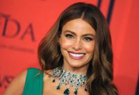 Sofia Vergara: &Mu;&alpha;&sigmaf; &upsilon;&pi;&epsilon;&nu;&theta;&upsilon;&mu;ί&zeta;&epsilon;&iota; &tau;&omicron; &pi;&iota;&omicron; &sigma;&eta;&mu;&alpha;&nu;&tau;&iota;&kappa;ό &rho;&alpha;&nu;&tau;&epsilon;&beta;&omicron;ύ &mu;&iota;&alpha;&sigmaf; &gamma;&upsilon;&nu;&alpha;ί&kappa;&alpha;&sigmaf;