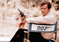 &Mu;&iota;&alpha; &kappa;&alpha;&tau;&alpha;&pi;&lambda;&eta;&kappa;&tau;&iota;&kappa;ή &alpha;&nu;ά&mu;&nu;&eta;&sigma;&eta; &gamma;&iota;&alpha; &tau;&omicron;&nu; &upsilon;&pi;έ&rho;&omicron;&chi;&omicron; Roger Moore