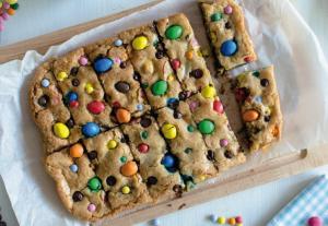 &Epsilon;ύ&kappa;&omicron;&lambda;&alpha; cookie bars &mu;&epsilon; &kappa;&omicron;&mu;&mu;ά&tau;&iota;&alpha; &sigma;&omicron;&kappa;&omicron;&lambda;ά&tau;&alpha;&sigmaf;