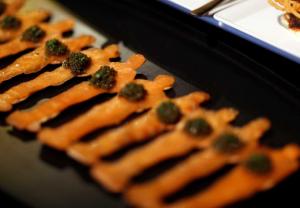 Wolfgang Puck: O chef &tau;&omega;&nu; Oscar &alpha;&pi;&omicron;&kappa;&alpha;&lambda;ύ&pi;&tau;&epsilon;&iota; &tau;&iota; &theta;&alpha; &pi;&epsilon;&rho;&iota;&alpha;&mu;&beta;ά&nu;&epsilon;&iota; &tau;&omicron; menu &tau;&eta;&sigmaf; &lambda;&alpha;&mu;&pi;&epsilon;&rho;ή&sigmaf; &beta;&rho;&alpha;&delta;&iota;ά&sigmaf;