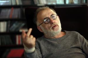 &Omicron; &Theta;ά&nu;&omicron;&sigmaf; &Mu;&iota;&kappa;&rho;&omicron;ύ&tau;&sigma;&iota;&kappa;&omicron;&sigmaf; &mu;&iota;&lambda;ά&epsilon;&iota; on camera &gamma;&iota;&alpha; &tau;&eta;&nu; &kappa;&alpha;&tau;ά&sigma;&tau;&alpha;&sigma;&eta; &tau;&eta;&sigmaf; &upsilon;&gamma;&epsilon;ί&alpha;&sigmaf; &tau;&omicron;&upsilon;