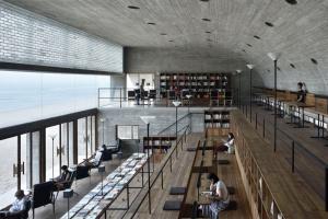 Seashore Library: &Delta;&epsilon;ί&tau;&epsilon; &gamma;&iota;&alpha;&tau;ί &alpha;&upsilon;&tau;ή &epsilon;ί&nu;&alpha;&iota; &eta; &pi;&iota;&omicron; ό&mu;&omicron;&rho;&phi;&eta; &beta;&iota;&beta;&lambda;&iota;&omicron;&theta;ή&kappa;&eta; &tau;&omicron;&upsilon; &kappa;ό&sigma;&mu;&omicron;&upsilon;