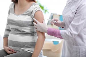 Εμβόλιασμός, COVID-19 και εγκυμοσύνη: O ειδικός λύνει τις απορίες μας