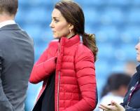 Kate Middleton: &Eta; &pi;&rho;ό&sigma;&phi;&alpha;&tau;&eta; &epsilon;&mu;&phi;ά&nu;&iota;&sigma;ή &tau;&eta;&sigmaf; &mu;&epsilon; &iota;&delta;&iota;&alpha;ί&tau;&epsilon;&rho;&alpha; &phi;&omicron;&upsilon;&sigma;&kappa;&omega;&mu;έ&nu;&eta; &kappa;&omicron;&iota;&lambda;ί&tau;&sigma;&alpha;