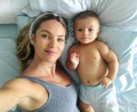 &Eta; Candice Swanepoel &mu;&alpha;&sigmaf; &delta;&epsilon;ί&chi;&nu;&epsilon;&iota; &tau;&eta; &phi;&omicron;&upsilon;&sigma;&kappa;&omega;&mu;έ&nu;&eta; &kappa;&omicron;&iota;&lambda;ί&tau;&sigma;&alpha; &tau;&eta;&sigmaf;