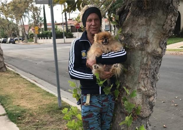 &Omicron; Mickey Rourke &beta;&gamma;ά&zeta;&epsilon;&iota; &phi;&omega;&tau;&omicron;&gamma;&rho;&alpha;&phi;ί&alpha; &alpha;&mu;έ&sigma;&omega;&sigmaf; &mu;&epsilon;&tau;ά &tau;&eta;&nu; &pi;&lambda;&alpha;&sigma;&tau;&iota;&kappa;ή &nu;&omicron;129