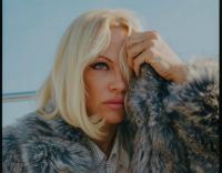 &Eta; Pamela Anderson &sigma;&tau;&alpha; 50 &tau;&eta;&sigmaf; &pi;&omicron;&zeta;ά&rho;&epsilon;&iota; &sigma;&alpha;&nu; &sigma;&tau;&alpha;&rho; ά&lambda;&lambda;&eta;&sigmaf; &epsilon;&pi;&omicron;&chi;ή&sigmaf; &kappa;&alpha;&iota; &mu;&iota;&lambda;ά&epsilon;&iota; &gamma;&iota;&alpha; ό&lambda;&alpha;