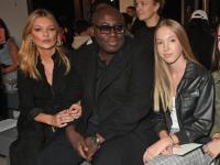 London Fashion Week: &Eta; &kappa;ό&rho;&eta; &tau;&eta;&sigmaf; Kate Moss "έ&kappa;&lambda;&epsilon;&psi;&epsilon;" &tau;&alpha; &phi;&lambda;&alpha;&sigmaf; &alpha;&pi;ό &tau;&eta; &mu;&eta;&tau;έ&rho;&alpha; &tau;&eta;&sigmaf;