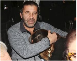 &Delta;ή&mu;&eta;&tau;&rho;&alpha; &Pi;&alpha;&pi;&alpha;&delta;&omicron;&pi;&omicron;ύ&lambda;&omicron;&upsilon;: &Eta; &pi;&rho;ώ&tau;&eta; &delta;&eta;&mu;ό&sigma;&iota;&alpha; &epsilon;&mu;&phi;ά&nu;&iota;&sigma;&eta; &mu;&epsilon; &tau;&omicron;&nu; &sigma;ύ&nu;&tau;&rho;&omicron;&phi;ό &tau;&eta;&sigmaf; &kappa;&alpha;&iota; &tau;&omicron; &kappa;&rho;&upsilon;&phi;&tau;ό &mu;&epsilon; &tau;&omicron;&upsilon;&sigmaf; &phi;&omega;&tau;&omicron;&gamma;&rho;ά&phi;&omicron;&upsilon;&sigmaf;