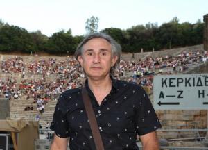 Ά&kappa;&eta;&sigmaf; &Sigma;&alpha;&kappa;&epsilon;&lambda;&lambda;&alpha;&rho;ί&omicron;&upsilon;: &Eta; &sigma;&upsilon;&gamma;&kappa;&iota;&nu;&eta;&tau;&iota;&kappa;ή &phi;&omega;&tau;&omicron;&gamma;&rho;&alpha;&phi;ί&alpha; &tau;&omicron;&upsilon; &alpha;&pi;ό &tau;&eta;&nu; &tau;&epsilon;&lambda;&epsilon;&upsilon;&tau;&alpha;ί&alpha; &pi;&alpha;&rho;ά&sigma;&tau;&alpha;&sigma;&eta; &tau;&omicron;&upsilon; Mammia Mia