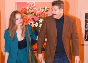 &Alpha;&lambda;έ&xi;&alpha;&nu;&delta;&rho;&omicron;&sigmaf; &Mu;&pi;&omicron;&upsilon;&rho;&delta;&omicron;ύ&mu;&eta;&sigmaf;: &Gamma;έ&nu;&nu;&eta;&sigma;&epsilon; &eta; &Lambda;έ&nu;&alpha; &Delta;&rho;&omicron;&sigma;ά&kappa;&eta; - &Eta; &pi;&rho;ώ&tau;&eta; &phi;&omega;&tau;ό &tau;&omicron;&upsilon; &gamma;&iota;&omicron;&upsilon; &tau;&omicron;&upsilon;&sigmaf;