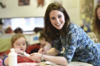 Kate Middleton: &Eta; &epsilon;&pi;ί&sigma;&kappa;&epsilon;&psi;ή &tau;&eta;&sigmaf; &sigma;&epsilon; &sigma;&chi;&omicron;&lambda;&epsilon;ί&omicron; &mu;&epsilon; &phi;&omicron;&upsilon;&sigma;&kappa;&omega;&mu;έ&nu;&eta; &kappa;&omicron;&iota;&lambda;&iota;ά
