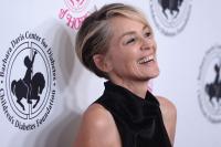 Sharon Stone: &Pi;&omicron;&zeta;ά&rho;&epsilon;&iota; &mu;&epsilon; &mu;&pi;&iota;&kappa;ί&nu;&iota; &sigma;&tau;&alpha; 59 &tau;&eta;&sigmaf; &kappa;&alpha;&iota; &tau;&eta;&sigmaf; &beta;&gamma;ά&zeta;&omicron;&upsilon;&mu;&epsilon; &tau;&omicron; &kappa;&alpha;&pi;έ&lambda;&omicron;