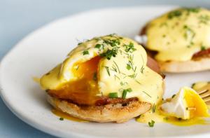 Eggs Benedict &mu;&epsilon; &sigma;ά&lambda;&tau;&sigma;&alpha; &alpha;&pi;ό &mu;&omicron;&upsilon;&sigma;&tau;ά&rho;&delta;&alpha;