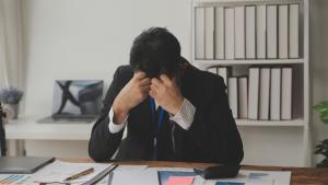 &Eta; &psi;&upsilon;&chi;&iota;&kappa;ή &upsilon;&gamma;&epsilon;ί&alpha; &tau;&omega;&nu; &epsilon;&rho;&gamma;&alpha;&zeta;&omicron;&mu;έ&nu;&omega;&nu; &sigma;&tau;&eta;&nu; &Epsilon;&lambda;&lambda;ά&delta;&alpha; &tau;&omicron; 2025: &Mu;&iota;&alpha; &sigma;&iota;&omega;&pi;&eta;&lambda;ή &kappa;&rho;ί&sigma;&eta; &sigma;&epsilon; &epsilon;&xi;έ&lambda;&iota;&xi;&eta;