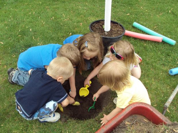&Phi;&iota;&lambda;&iota;&pi;&pi;ί&nu;&epsilon;&sigmaf;: &Omicron;&iota; &mu;&alpha;&theta;&eta;&tau;έ&sigmaf; &theta;&alpha; &phi;&upsilon;&tau;&epsilon;ύ&omicron;&upsilon;&nu; 10 &delta;έ&nu;&tau;&rho;&alpha; &omicron; &kappa;&alpha;&theta;έ&nu;&alpha;&sigmaf; &gamma;&iota;&alpha; &nu;&alpha; &alpha;&pi;&omicron;&phi;&omicron;&iota;&tau;ή&sigma;&omicron;&upsilon;&nu;