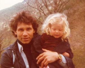 &Phi;&alpha;ί&delta;&omega;&nu; &Gamma;&epsilon;&omega;&rho;&gamma;ί&tau;&sigma;&eta;&sigmaf;: To &sigma;&upsilon;&gamma;&kappa;&iota;&nu;&eta;&tau;&iota;&kappa;ό &mu;ή&nu;&upsilon;&mu;&alpha; &tau;&eta;&sigmaf; &kappa;ό&rho;&eta;&sigmaf; &tau;&omicron;&upsilon;: &laquo;&Mu;&pi;&alpha;&mu;&pi;&omicron;ύ&lambda;&iota; &mu;&omicron;&upsilon; &sigma;&epsilon; &alpha;&gamma;&alpha;&pi;ά&omega;&raquo;