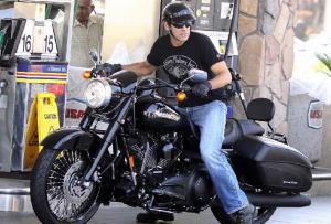 &Tau;&rho;&omicron;&chi;&alpha;ί&omicron; &gamma;&iota;&alpha; &tau;&omicron;&nu; George Clooney - &Tau;&rho;ά&kappa;&alpha;&rho;&epsilon; &mu;&epsilon; &tau;&eta; &mu;&eta;&chi;&alpha;&nu;ή &tau;&omicron;&upsilon; &sigma;&tau;&eta; &Sigma;&alpha;&rho;&delta;&eta;&nu;ί&alpha;