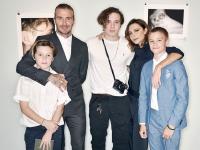 Ό&lambda;&eta; &eta; &omicron;&iota;&kappa;&omicron;&gamma;έ&nu;&epsilon;&iota;&alpha; Beckham &sigma;&tau;&eta;&nu; &pi;&alpha;&rho;&omicron;&upsilon;&sigma;ί&alpha;&sigma;&eta; &tau;&omicron;&upsilon; &beta;&iota;&beta;&lambda;ί&omicron;&upsilon; &tau;&omicron;&upsilon; Brooklyn