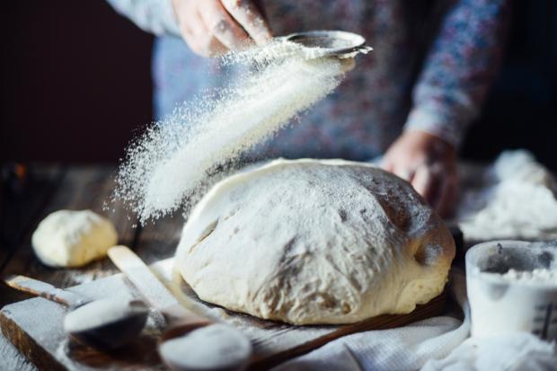 Φτιάξτε τo πιο νόστιμο ψωμί μόνο με δυο υλικά