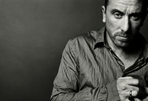 Tim Roth: &laquo;&Omicron; &pi;&alpha;&pi;&pi;&omicron;ύ&sigmaf; &mu;&omicron;&upsilon; &beta;ί&alpha;&zeta;&epsilon; &epsilon;&mu;έ&nu;&alpha; &kappa;&alpha;&iota; &tau;&omicron;&nu; &pi;&alpha;&tau;έ&rho;&alpha; &mu;&omicron;&upsilon;&raquo;
