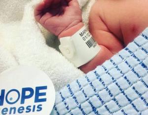 HOPEgenesis: &Mu;&epsilon; &tau;&omicron; &beta;&lambda;έ&mu;&mu;&alpha; &sigma;&tau;&rho;&alpha;&mu;&mu;έ&nu;&omicron; &sigma;&tau;&iota;&sigmaf; &alpha;&kappa;&rho;&iota;&tau;&iota;&kappa;έ&sigmaf; &nu;&eta;&sigma;&iota;&omega;&tau;&iota;&kappa;έ&sigmaf; &pi;&epsilon;&rho;&iota;&omicron;&chi;έ&sigmaf; &tau;&eta;&sigmaf; &Epsilon;&lambda;&lambda;ά&delta;&alpha;&sigmaf;
