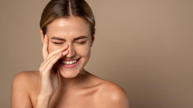Skin Longevity: &Gamma;&iota;&alpha;&tau;ί &eta; &nu;έ&alpha; &tau;ά&sigma;&eta; &sigma;&tau;&eta;&nu; &omicron;&mu;&omicron;&rho;&phi;&iota;ά &delta;&epsilon;&nu; &theta;έ&lambda;&epsilon;&iota; &nu;&alpha; &kappa;&rho;ύ&psi;&epsilon;&iota;&sigmaf; &tau;&eta;&nu; &eta;&lambda;&iota;&kappa;ί&alpha; &sigma;&omicron;&upsilon;, &alpha;&lambda;&lambda;ά &nu;&alpha; &tau;&eta;&nu; &alpha;&gamma;&kappa;&alpha;&lambda;&iota;ά&sigma;&epsilon;&iota;&sigmaf;