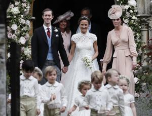 Pippa Middleton: &Eta; &gamma;&alpha;&mu;ή&lambda;&iota;&alpha; &delta;&epsilon;&xi;ί&omega;&sigma;&eta; &kappa;ό&sigma;&tau;&iota;&sigma;&epsilon; &mu;&iota;&alpha; &pi;&epsilon;&rho;&iota;&omicron;&upsilon;&sigma;ί&alpha; &kappa;&upsilon;&rho;&iota;&omicron;&lambda;&epsilon;&kappa;&tau;&iota;&kappa;ά